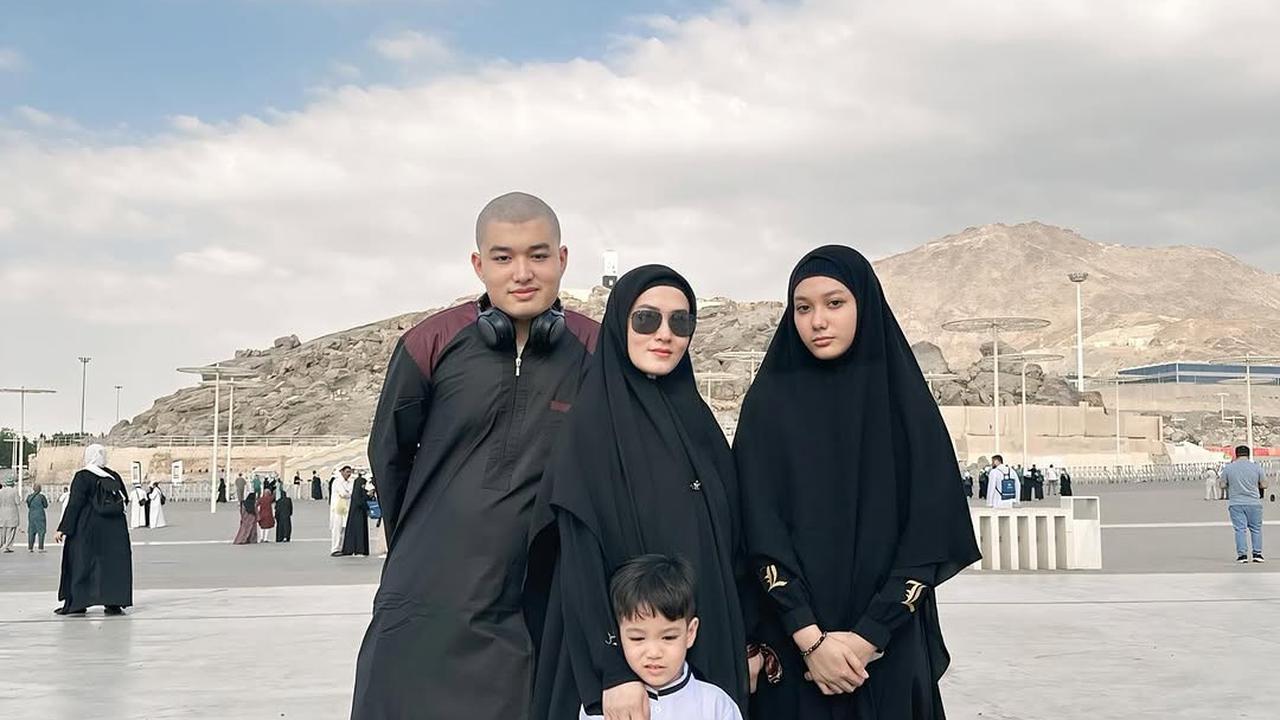 Potret Lyra Virna Umroh Ditemani Anak-anak yang Kian Dewasa