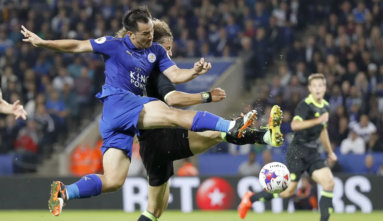Pemain Leicester City, Shinji Okazaki saat menceak gol ke gawang Chelsea pada putaran ketiga Piala Liga Inggris di Stadion King Power, (21/9/2016) dini hari WIB. (Reuters/Darren Staples)
