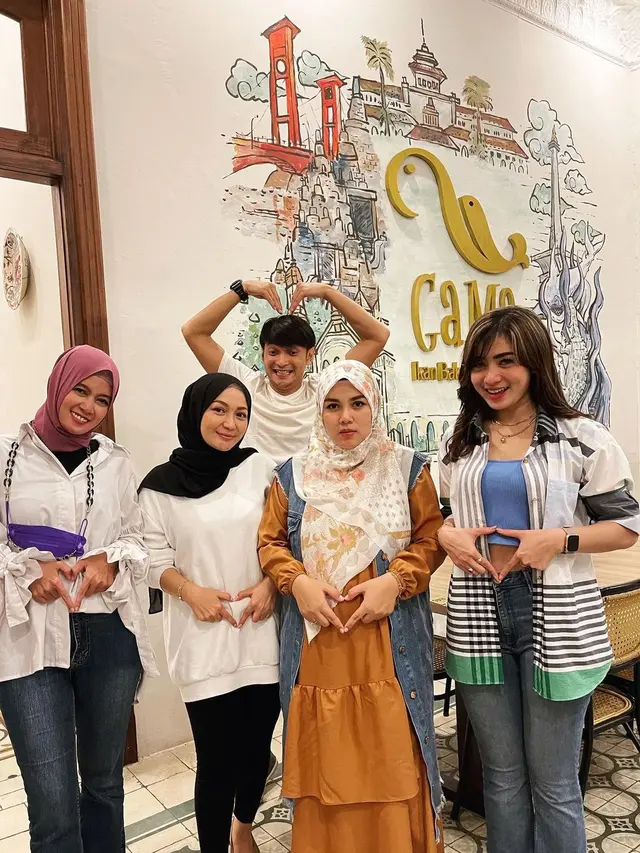 Imel Putri Cahyati, Lisda Oktaviani, Nada Asmaya, Ratu Annisa dan Reiner Manopo (Foto: Instagram/@reinermanopo)