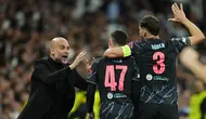 Selebrasi gelandang Manchester City, Phil Foden (tengah) bersama pelatih, Pep Guardiola setelah mencetak gol penyeimbang 2-2 ke gawang Real Madrid pada laga leg pertama babak perempatfinal Liga Champions 2023/2024 di Santiago Bernabeu Stadium, Selasa (9/4/2024) malam. (AP Photo/Manu Fernandez)