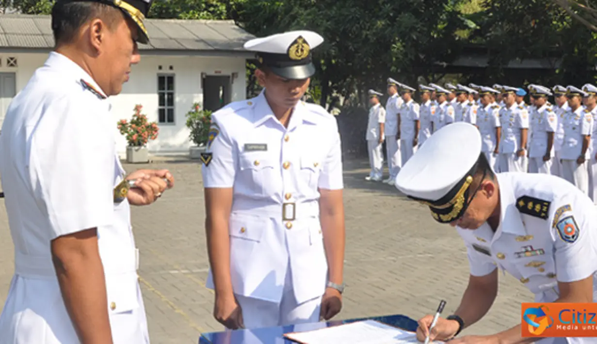 Citizen6, Surabaya: Letkol Laut (P) Kemas M Ikhwan Madani, melepaskan jabatan Danselapa dan untuk sementara jabatan tersebut kosong dan diserahkan kepada Komandan Pusdiklapa. (Pengirim: Penkobangdikal)