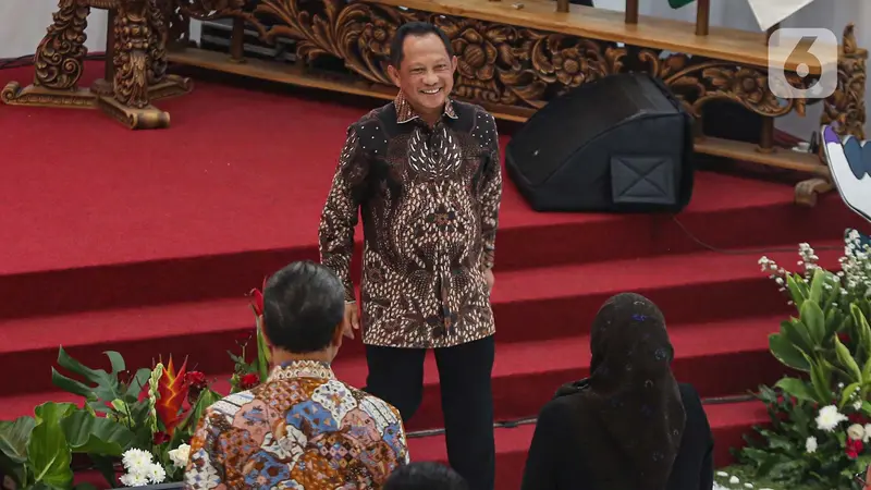 Menteri Dalam Negeri Tito Karnavian Serahkan DP4 untuk Pilkada 2024