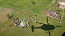 Helikopter Angkatan Udara India meninggalkan lokasi usai mendistribusikan bantuan paket makanan kepada warga korban banjir di pinggiran Allahabad, India, Kamis (25/08). (REUTERS / Jitendra Prakash)