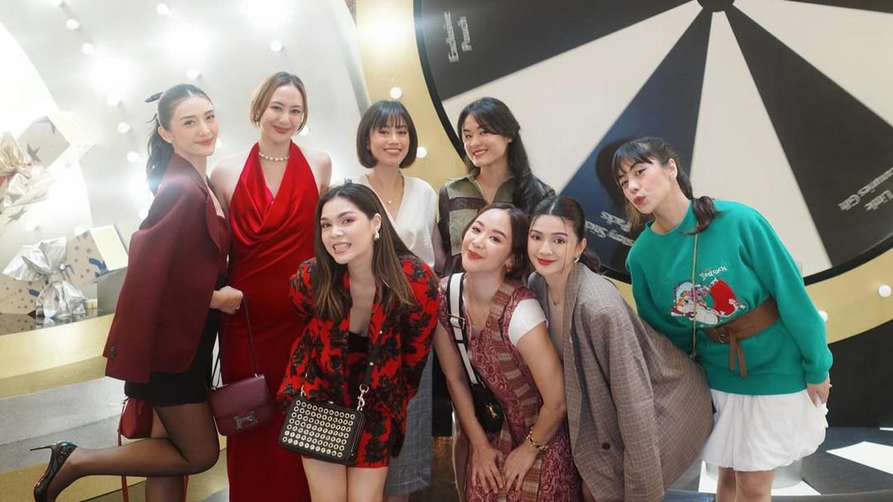 Potret Terbaru Anissa Aziza, Dipuji Cantik Bak Super Model dengan Blazer Maroon