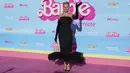 <p>Setelah mengenakan gaun warna merah muda untuk beberapa pemutaran perdana film Barbie, peraih nominasi Oscar dua kali ini memilih gaun warna hitam yang memesona. (AP Photo/Chris Pizzello)</p>