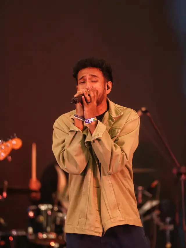 Teddy Adhitya Sentuh Hati Lewat Lagu Penuh Makna di FIMELA Day 2024 Hari Kedua