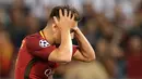 Ekspresi pemain Roma Cengiz Under usai gagal mencetak gol saat melawan Liverpool dalam pertanding semifinal Liga Champions di Stadion Olimpico, Roma (2/5). Pada pertandingan ini Liverpool kalah 2-4 atas AS Roma. (AP/Andrew Medichini)