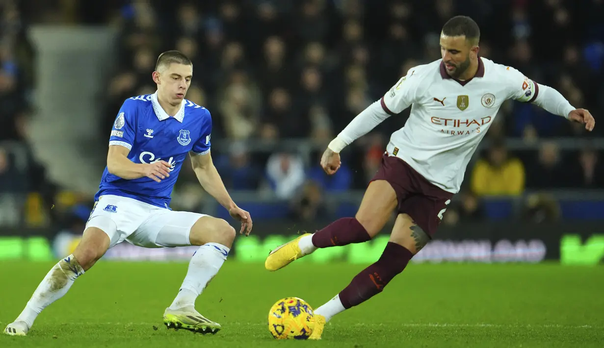 Manchester City melakukan comeback fantastis untuk mengalahkan Everton dengan skor 3-1. (AP Photo/Jon Super)