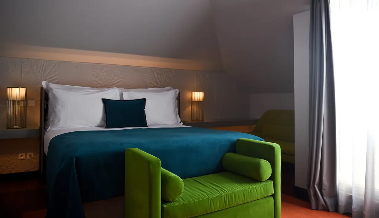 Salah satu kamar yang berada di hotel mewah milik Cristiano Ronaldo, The Pestana CR7 Lisbon, di ibu kota Portugal, Lisbon, Minggu (2/10). Hotel bintang empat itu memiliki fasilitas lengkap dengan 82 kamar hotel. (PATRICIA DE MELO MOREIRA/AFP)