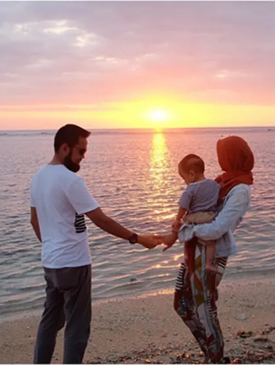 "Us❤️", tulis Shireen Sungkar di akun instagramnya yang menggambarkan kebahagiaan keluarga kecil mereka. (via instagram/@shireensungkar)