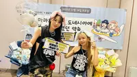 Moonbyul dan Solar MAMAMOO+ menerima hadiah dari fans Indonesia (Instagram/ mamamoo_official)