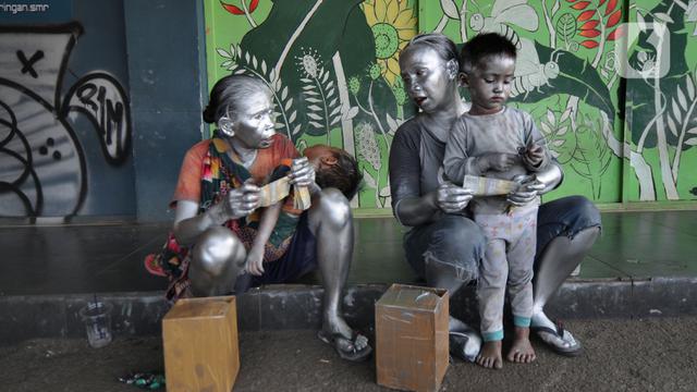 Potret Nenek Manusia Silver