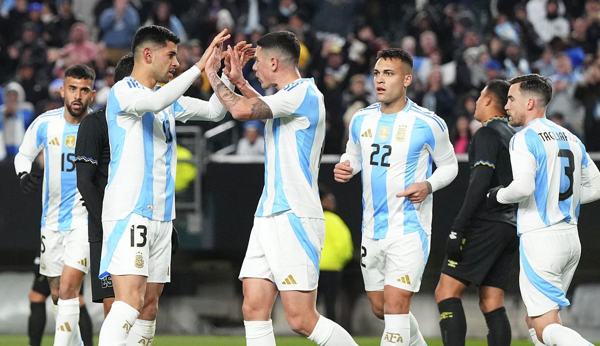 Pemain Argentina Cristian Romero (kedua kiri) melakukan selebrasi bersama Angel Di Maria setelah mencetak gol ke gawang El Savador pada laga FIFA Matchday melawan El Savador yang berlangsung di Lincoln Financial Field, Philadelphia, Amerika Serikat, Sabtu (23/03/2024) WIB. La Albiceleste menang dengan skor 3-0. (AFP/Getty Images/Mitchell Leff)