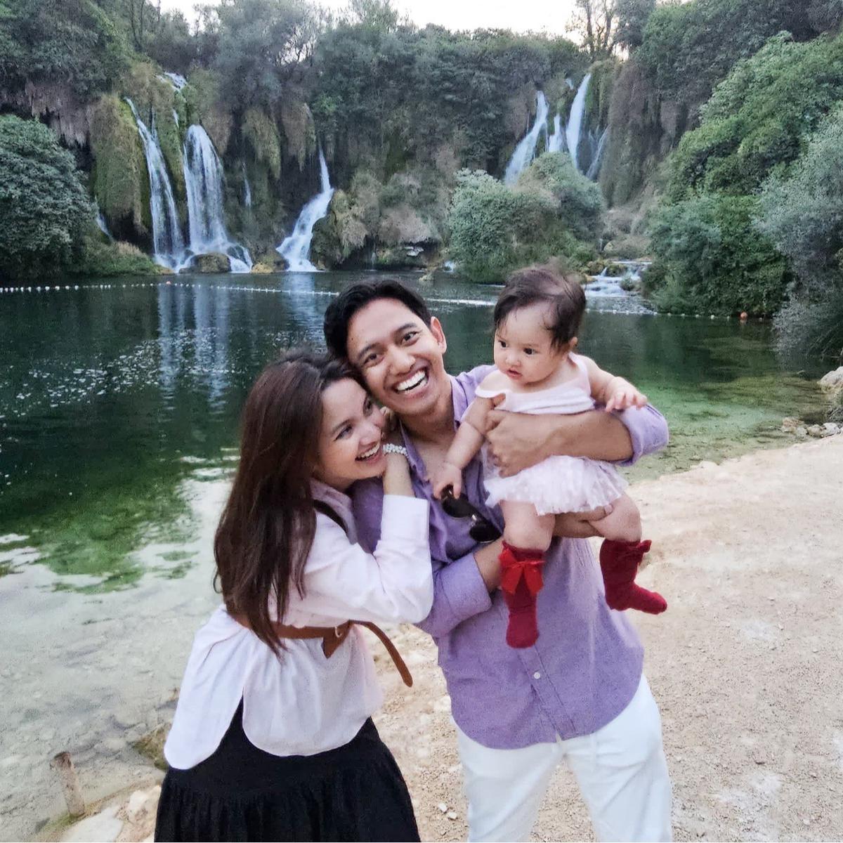 Potret Baby Launa Anak Sabrina Anggraini & Belva Devara Liburan di Bosnia-Herzegovina