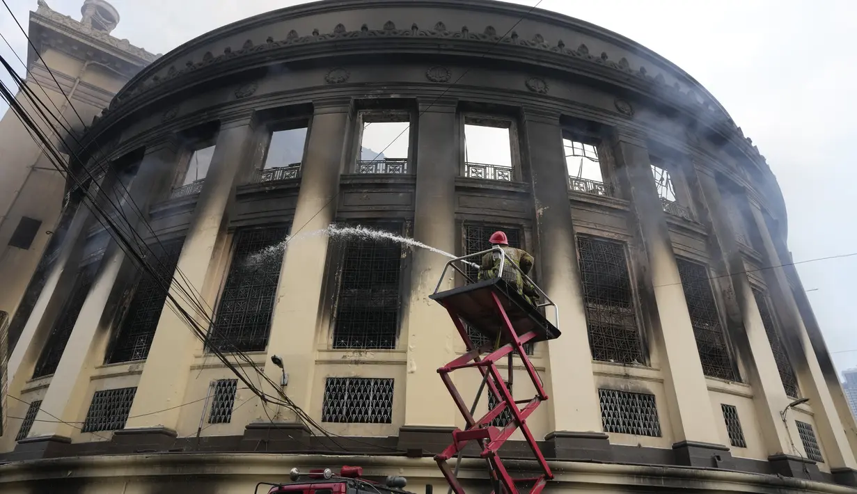 Seluruh bangunan telah terbakar dari ruang bawah tanah sampai ke lantai lima. (AP Photo/Aaron Favila)