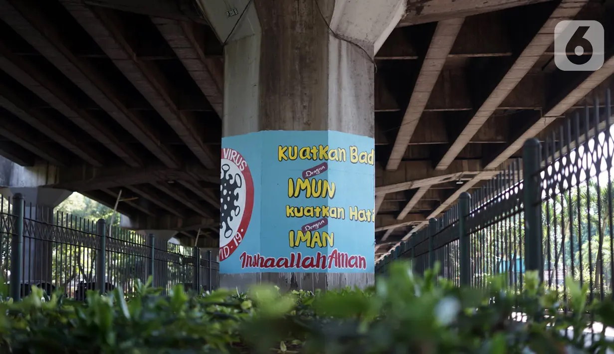 Mural bertema Covid-19 menghiasi pilar Jalan Tol Ir. Wiyoto Wiyono di kawasan Cempaka Putih, Jakarta, Rabu (2/12/2020). Mural tersebut juga bertujuan mengingatkan masyarakat akan bahaya Covid-19 yang masih terjadi hingga saat ini.  (Liputan6.com/Immanuel Antonius)