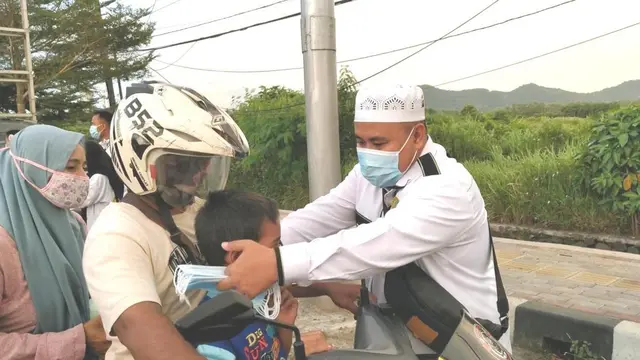 Peguron Silat Banten Bagi Takjil dan Masker Selama Ramadan