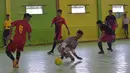 Kiper, Eman Sulaeman (tengah) berusaha menguasai bola selama pertandingan futsal di Indramayu, Jawa Barat, 3 Februari 2018. Eman Sulaeman sebagai difabel dengan kaki kanan hanya sebatas pergelangan, dan kaki kiri sebatas lutut. (ADEK BERRY/AFP)