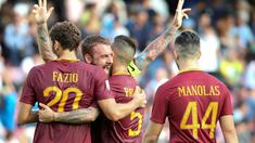 Para pemain AS Roma merayakan gol saat melawan Napoli pada lanjutan Serie A Italia di San Paolo Stadium, Naples (15/10/2016). (REUTERS/Stefano Rellandini)
