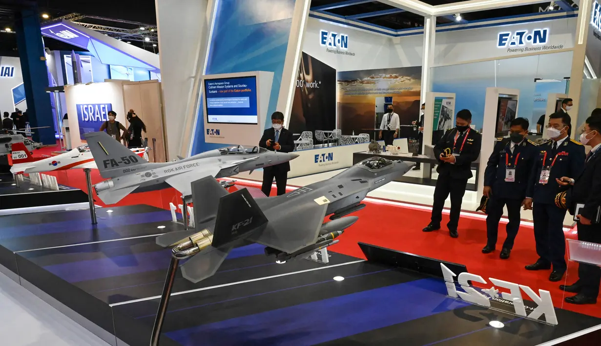 Pengunjung melihat model skala (kiri-kanan) pesawat latih KT-1, pesawat tempur ringan FA-50, dan pesawat tempur KF-21 produksi Korea Aerospace Industries pada Singapore Airshow 2022 di Singapura, Selasa (15/2/2022). Singapore Airshow 2022 dimulai pada hari ini hingga 18 Februari. (ROSLAN RAHMAN/AFP)