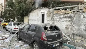 Puing-puing dari sebuah gedung apartemen terlihat di atas mobil-mobil yang diparkir setelah serangan Israel ke Teheran, Iran, Jumat, (13/6/2025). (Dok. AP/Vahid Salemi)