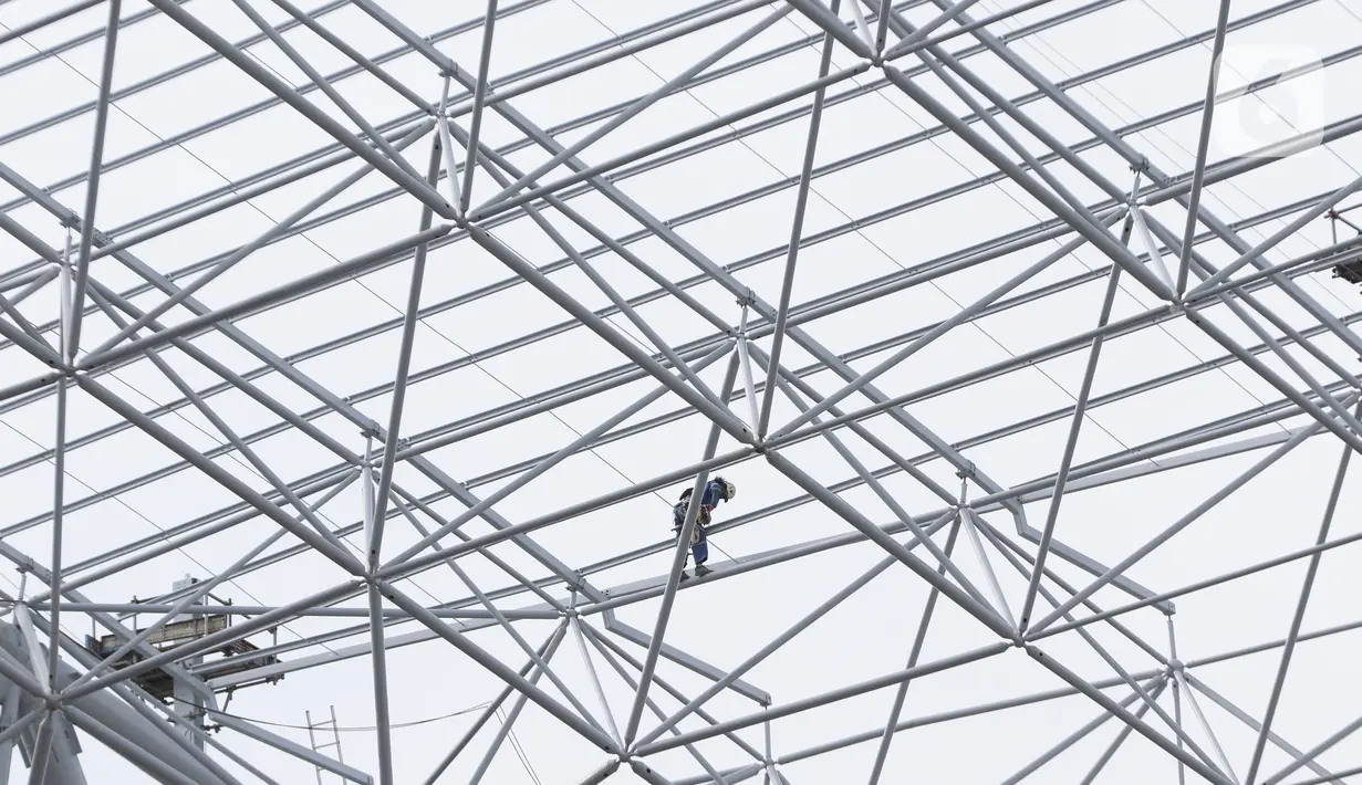 Aktivitas pekerja di area pembangunan Jakarta International Stadium (JIS), Selasa (9/11/2021). Hingga minggu ke-114, progres pembangunan Jakarta International Stadium telah mencapai 81,60 persen dan ditarget selesai pada Desember 2021. (Liputan6.com/Helmi Fithriansyah)