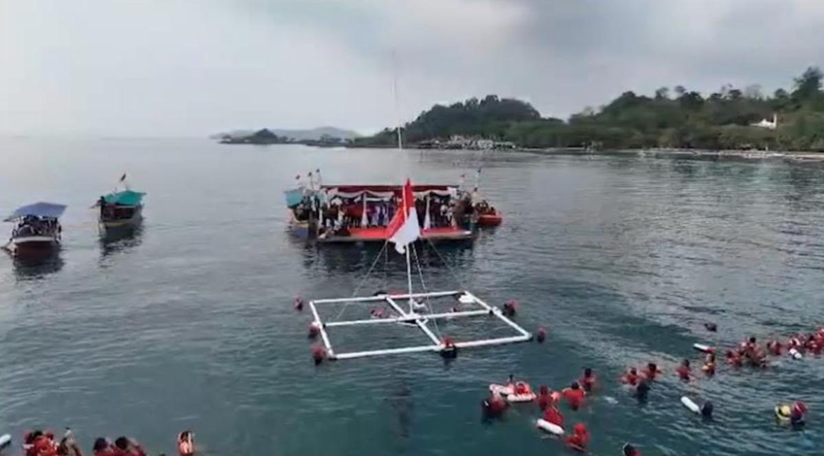 Pecahkan Rekor, Ratusan Perenang Bentangkan Merah Putih di Laut Lampung Bentuk Angka 80 Sambut HUT RI