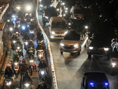  Pengguna motor menerobos jalur Transjakarta di kawasan Manggarai, Jakarta, Senin (1/8).Sebelumnya, Pemprov DKI Jakarta menyatakan komitmennya untuk terus melakukan sterilisasi jalur bus Transjakarta. (Liputan6.com/Yoppy Renato)