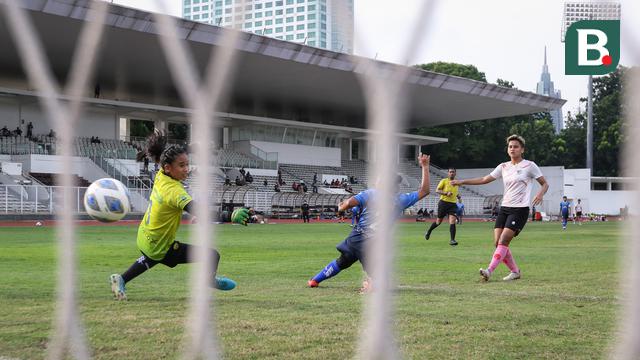 Foto: Disaksikan Langsung Ketua Umum PSSI, Timnas Wanita Indonesia Gelar Pertandingan Uji Coba Melawan Tim Putri Persib Bandung