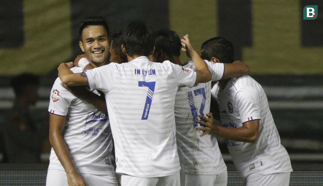 Pemain Arema FC merayakan kemenangan atas Tira Persikabo pada laga Shopee Liga 1 di Stadion Pakansari, Bogor, Senin, (2/3/2020). Tira Persikabo takluk 0-2 dari Arema FC. (Bola.com/M Iqbal Ichsan)