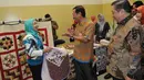 Walikota Jakarta Selatan Syamsudin Noor (tengah) menyapa para pedagang di Beranda Nusantara, Mall Kota Kasablanka, Jakarta (22/5/2015). Sebanyak 68 pelaku UKM dan 32 PKL di Jakarta Selatan akan direlokasi ke Mal Kasablanka (Liputan6.com/Herman Zakharia)