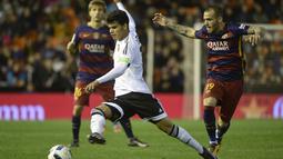 Pemain Valencia, Danilo Barbosa (kiri) berebut bola dengan pemain Barcelona, Sandro Ramirez pada leg kedua semifinal Copa Del Rey di Stadion Mestalla, Valencia, Kamis (11/2/2016) dini hari WIB. (AFP/Jose Jordan)