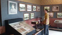 Ruang Nitisemeto tokoh pencetus lahirnya rokok kretek menjadi lokasi syuting film Gadis Kretek di&nbsp;Museum Kretek.&nbsp; (Liputan6.com/Arief Pramono)