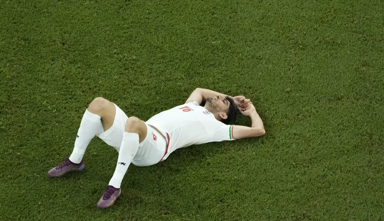 Reaksi gelandang Iran Mehdi Torabi pada akhir laga pamungkas Grup B Piala Dunia 2022 di Stadion Al Thumama, Rabu (30/11/2022) dini hari WIB. Iran gagal ukir sejarah melaju ke babak 16 besar setelah kalah tipis 0-1 lawan Amerika Serikat. (AP Photo/Hassan Ammar)