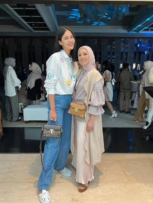Paula Verhoeven hadir dengan padukan kemeja putih, jeans, dan sandal dari Prada Rp13jutaan [@tya_ariestya]