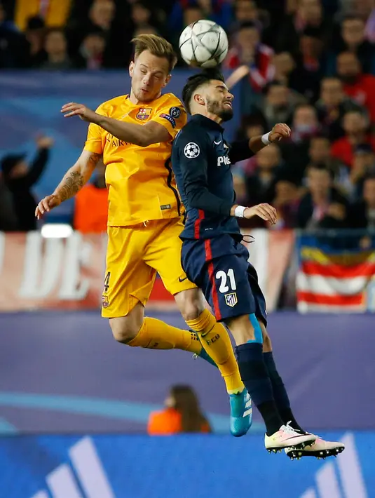 Gelandang Atletico Madrid, Yannick Ferreira Carrasco (kanan) berebut bola udara dengan gelandang Barcelona, Ivan Rakitic di leg kedua Liga Champions di Vicente Calderon, Madrid, (14/4). (Reuters/Sergio Perez)