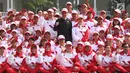 Presiden Jokowi (tengah) foto bersama dengan kontingen Indonesia ke SEA Games XXIX Malaysia di Kompleks Istana Kepresidenan, Jakarta, Senin (7/8). Indonesia mengirim kontingen berjumlah 870 orang dalam SEA Games XXIX. (Liputan6.com/Angga Yuniar)