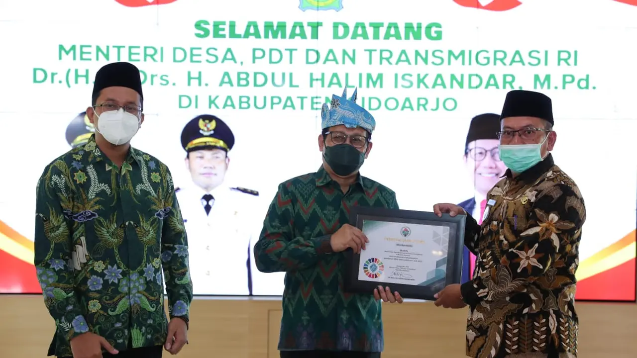 Menteri Desa PDTT, Abdul Halim Iskandar memberikan penghargaan kepada 73 Kepala Desa di Kabupaten Sidoarjo yang menyelesaikan pendataan SDGS Desa.