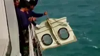 Penyelam TNI AL Temukan Serpihan Lampu Sorot dan Jendela AirAsia