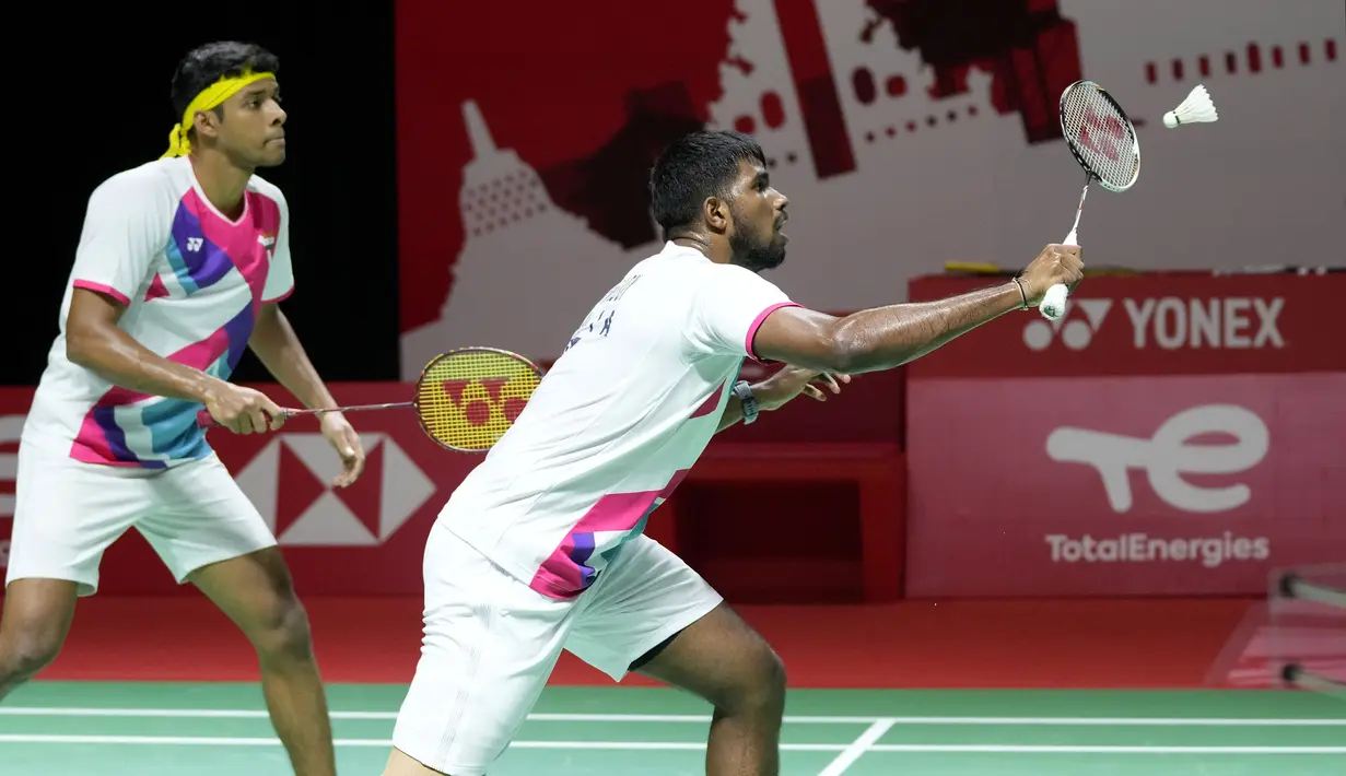Menurut laporan BWF, pasangan India tersebut menyatakan mundur usai muncul rekomendasi dari dokter yang menangani Chirag Shetty (kiri). Shetty telah melakukan perawatan pada lututnya sejak Olimpiade Tokyo 2020. (AP/Dita Alangkara)