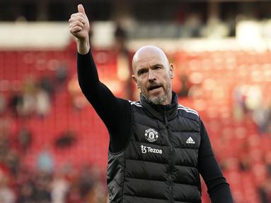 Pelatih Manchester United, Erik ten Hag memberikan gestur jempol setelah pertandingan lanjutan Liga Inggris melawan Brentford di Old Trafford, Manchester, Inggris, Sabtu (19/10/2024). (AP Photo/Dave Thompson)
