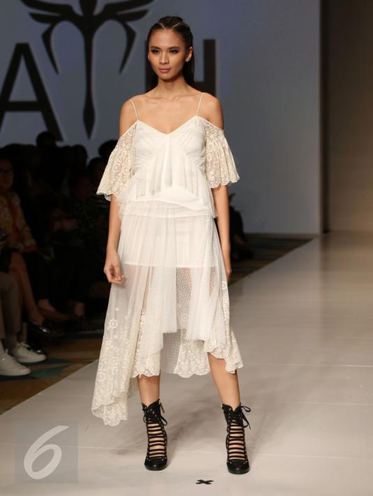 Seorang model berpose di atas catwalk mengenakan karya Barli Asmara yang bernama All The Horses dalam peragaan busana IPMI Trend Show 2017 di Senayan City, Jakarta, Selasa, (8/11). (Liputan6.com/Gempur M. Surya)