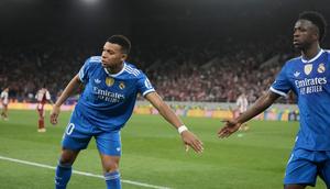 Pemain Real Madrid, Vinicius Junior, kanan, berjabat tangan dengan Kylian Mbappe setelah digantikan dalam pertandingan pembuka Liga Champions antara Olympiacos dan Real Madrid di pelabuhan Piraeus, dekat Athena, Yunani, Rabu, 26 November 2025. (Foto AP/Thanassis Stavrakis)