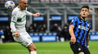 Lautaro Martinez berduel dengan pemain Sassuolo pada laga tunda Liga Italia, Kamis (08/04/2021) dini hari WIB. Inter Milan menang 2-1. (Isabella BONOTTO / AFP)