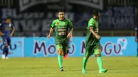 Pemain PS TNI, Erwin Ramdani (kiri) usai mencetak gol ke gawang  Persib Bandung pada lanjutan Liga 1 2017 di Stadion Pakansari, Bogor, Sabtu (22/4/2017). PS TNI bermain imbang 2-2. (Bola.com/Nicklas Hanoatubun)
