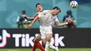 Bek timnas Spanyol, Cesar Azpilicueta berebut bola dengan gelandang Swiss, Steven Zuber pada perempat final Euro 2020 di Krestovsky Stadium, Saint Petersburg, Sabtu (3/7/2021) dini hari WIB.  Spanyol menyingkirkan Swiss 3-1 (1-1) melalui adu penalti. (Kirill Kudryavtsev, Pool via AP)