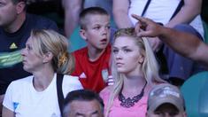 Wanita cantik berambut pirang ini tengah serius menyaksikan pertandingan