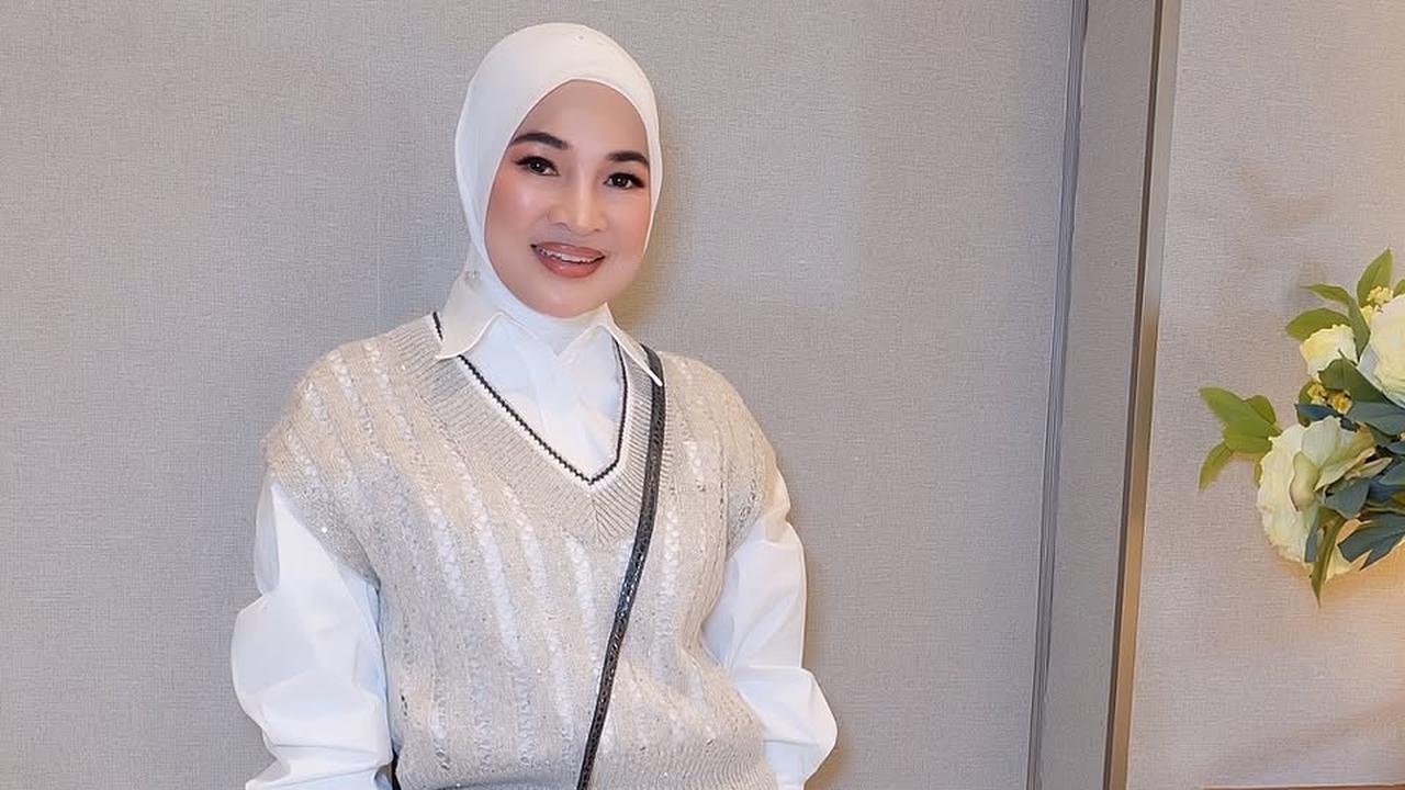 4 Potret Nursam Jhonlin Istri Haji Isam Hadiri Ulang Tahun Cucu, Cantik Memikat dengan Makeup Flawless