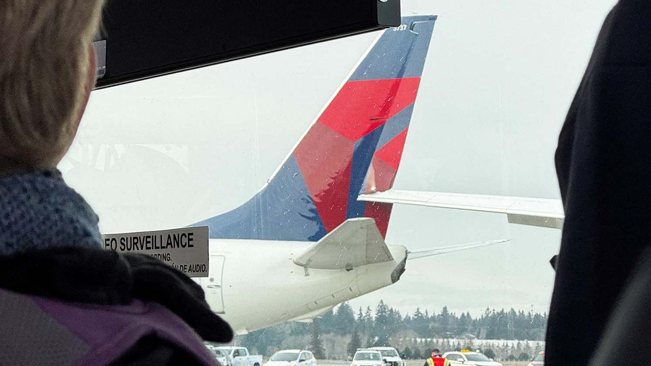 Sayap Pesawat Japan Airlines Menabrak Ekor Pesawat Delta Airlines di Bandara Seattle