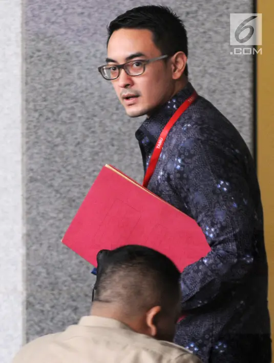 Setelah menjalani pemeriksaan sekitar 8 jam, Zumi Zola akhirnya resmi di tahan. Zumi ditahan KPK atas kasus dugaan penerimaan gratifikasi sejumlah proyek di Dinas PUPR Provinsi Jambi. (Dwi Narwoko/Merdeka.com)